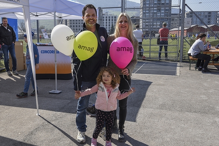 Für Guiseppe Ferrandino, Amag Buchrain, ist der Family Day auf der Allmend eine Herzensangelegenheit. «Es ist wichtig, den Frauenfussball zu fördern und ihm damit mehr Aufmerksamkeit zu schenken», erklärte er – mit Angelina (vorne) und Jolanda (rechts).
