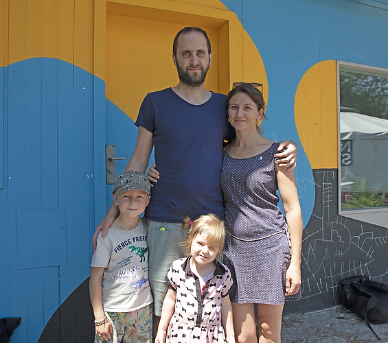 Kein langer Spaziergang ans Fest: die Quartierbewohner Moira Moor und Beni Etter mit Emil und Lou.