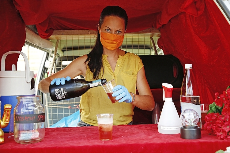 Bei Petra Helfenstein, von der Negroni Bar (Kleintheater), kann man sich einen Apéro gönnen und den Auftritt der Theatergruppen geniessen.