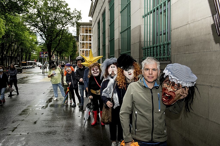 Die lange Besucherschlange vor dem Rosengart-Museum führte Andi Jurt vom Tambourenverein Gerliswil-Emmen an.