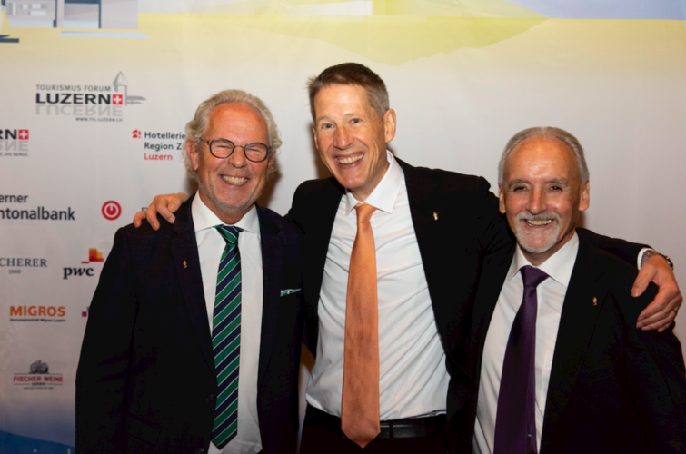 Für Fotos und am Tisch mussten die Masken nicht getragen werden: die TFL-Vorstandsmitglieder (v. l.) René Kamer, Präsident Ferdinand Zehnder und Josef Williner.