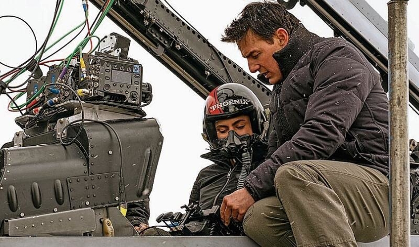 Monica Barbaro und Tom Cruise am Filmset von «Top Gun». Bild: Scott Garfield