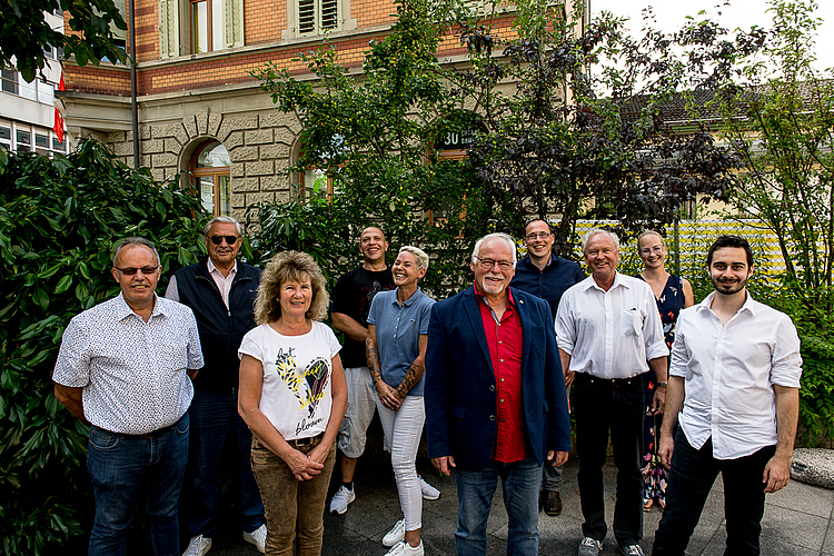Bruno Arnet, Stadtweibel Kriens, Räto Camenisch, SVP-Einwohnerrat, Bea Arnet, Marlon Raneri, Bettina Kolmanz, Hans Fluder, SVP Präsident Kriens, Ralf Boier, Paul Winiker, Regierungsrat Kt. Luzern, Michèle Binggeli, Einwohnerrätin, Yannick Schuitemaker, Präsident SVP Kriens (v. l.).