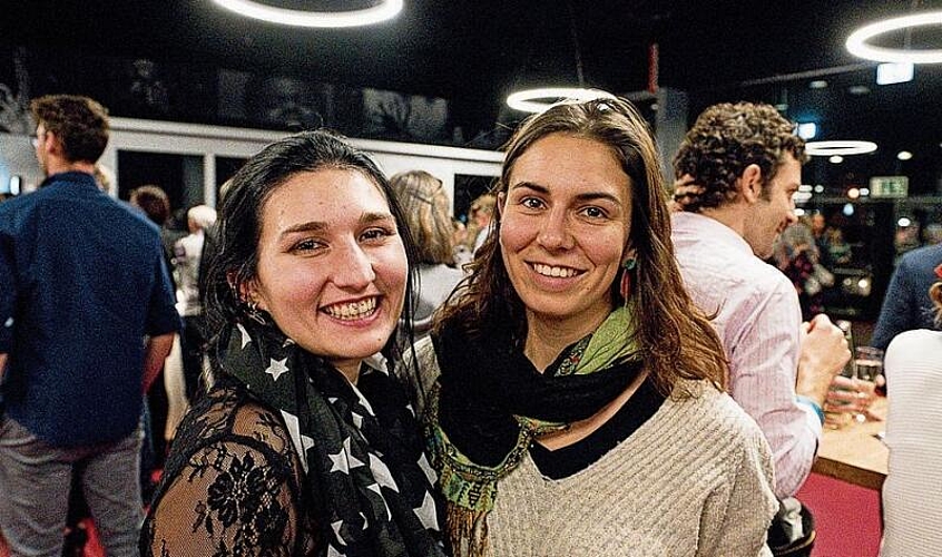 Céline Fuchs (links) und Gracia Fässler erzählten in der Pause, sie seien emotional mitgerissen und die Geschichte begeistere das Publikum.