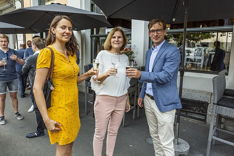 Esther Hagmann, Junge CVP, Miriam Fries, CVP-Fraktionschefin, und Andreas Felder, Grossstadtrat, teilen ihre Freude über das deutliche Wahlergebnis (v. l.).