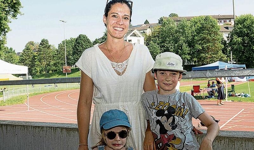 Kim, Tochter Franziska und Sohn Lio Baltis. Lio testete Weitsprung, Hürden, Rennen und Unihockey. Der Weitsprung gefiel ihm am besten. Kim, Tochter Franziska und Sohn Lio Baltis. Lio testete Weitsprung, Hürden, Rennen und Unihockey. Der Weitsprung gefiel ihm am besten.