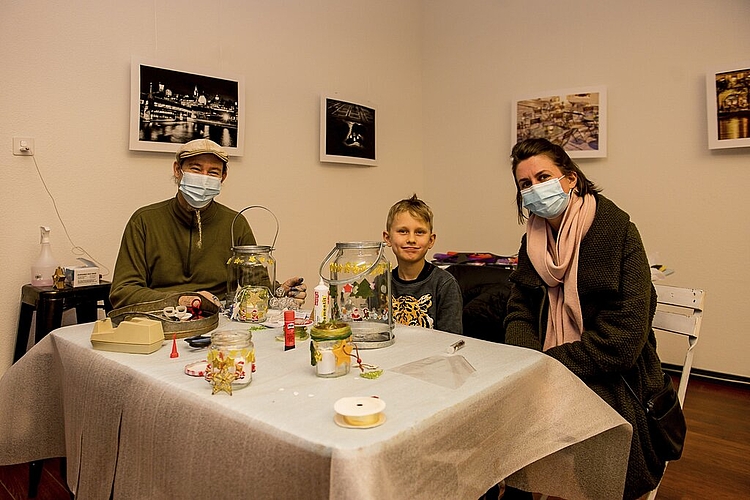 «Dieses Jahr können Laternen gebastelt werden», erzählt Andi Fuhrer, Pastor Factory Heilsarmee Luzern. Die Laterne von Benjamin und Sabrina Vercueil ist bald fertig.