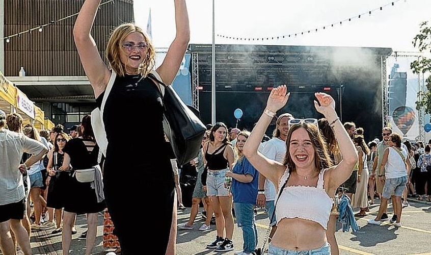 «Weil es cool ist und Spass macht», sprangen Anina Wisler (links)
und Nina Dakovic in die Luft. «Weil es cool ist und Spass macht», sprangen Anina Wisler (links) und Nina Dakovic in die Luft.