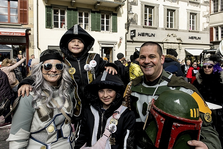 Bis zum Monstercorso ist Familie Geering mit der Figur «Boba Fett» aus «Star Wars» unterwegs. Von links: Angela, Quentin, Cassandra und Marco.