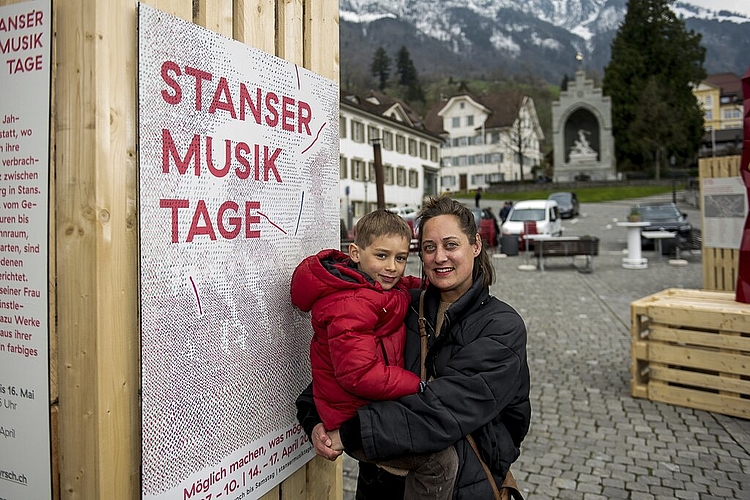 Co-Festivalleiterin Esther Unternährer, zusammen mit Reza. Sie hat für die diesjährigen Aktivitäten auf dem Dorfplatz viele positive Rückmeldungen erhalte.