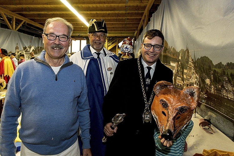 Alois Meile (links) half seinem Grosskind beim Basteln. Mit dem Weibel der Gesellschaft Fidelitas Lucernensis, Pius Schmid, und deren Dominus Reto Bachmann.