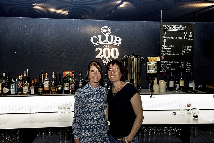 Von links: Monika Zuber, gute Seele im Club 200, und Penny Biscontin, Pächterin Lounge Club 200, meinten: «Bei diesem schönen Wetter wird mehr Bier und Mineralwasser getrunken.»