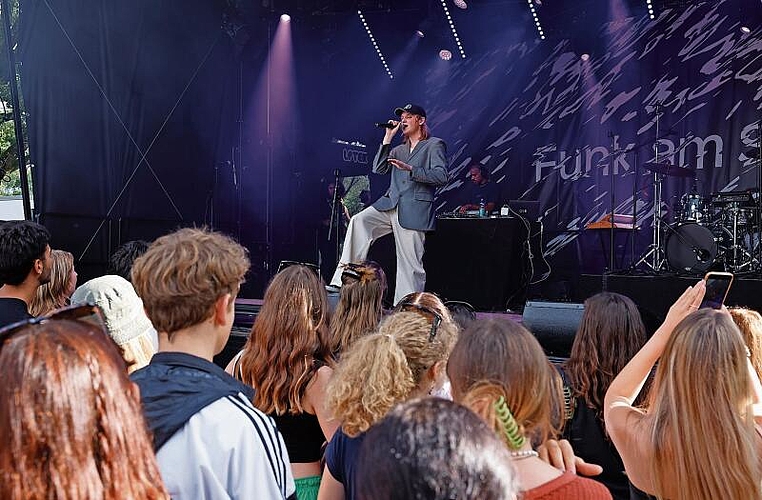 Der Berner Rapper Cobee setzt zum internationalen Durchbruch an mit Titeln auf Hochdeutsch «für den grossen Kanton». Am Samstagnachmittag stand er auf der «FaS»-Bühne.