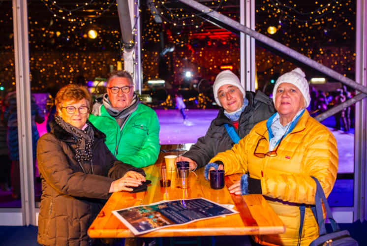 Von links: Maria Imboden sowie Urs, Gisela und Gabriela Muri fanden den Anlass superspannend – auch wenn dieses Jahr leider der imposante Christbaum fehle.