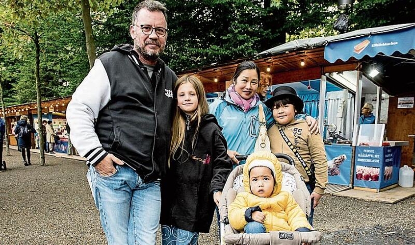 Von links: Roger und Adrienne Dupont, Joy und Johannes Halter und im Wagen Helena Matter-Dupont besuchten die Määs wegen der Kinder und zum Treffen von Bekannten.