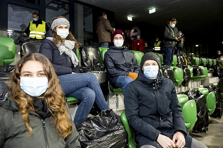 Hinter diesen Masken verstecken sich SCK-Legende Marco Wiget und der Challenge-League-Topskorer der vorletzten Saison Nico Siegrist zusammen mit Zoé Glauser und Rahel Heini (von rechts).