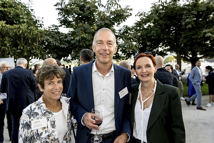 Von links: Barbara und Andreas Ruch, Präsident IHZ, sowie Carmen Christen, Christen Automobile AG.