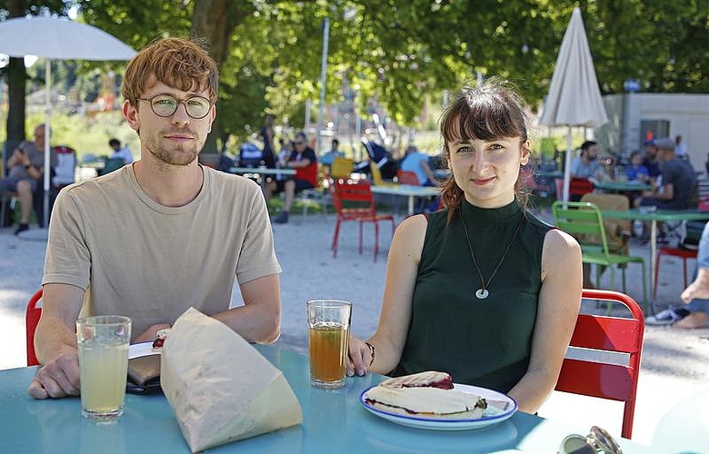 Nik und Bili geniessen das Mittagessen bei herrlichem Wetter und der schönen Kulisse.