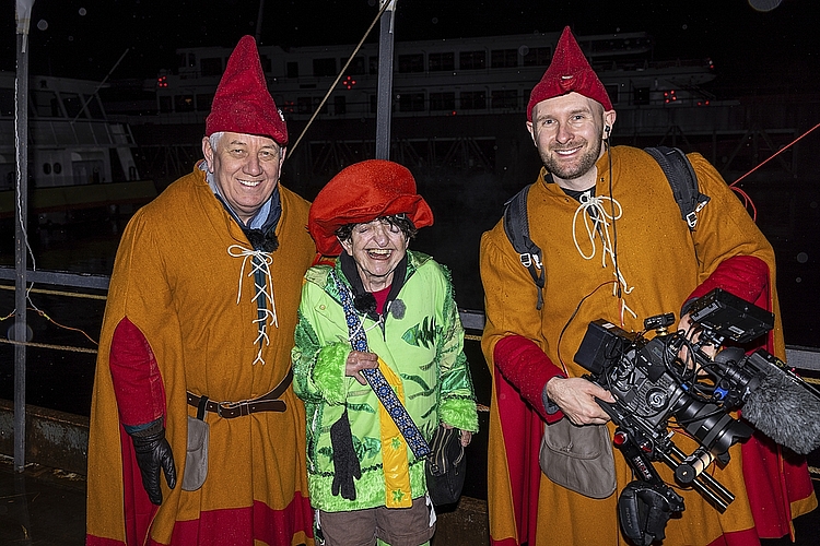 SRF-Moderator Röbi Koller (links) überraschte für seine Sendung «Happy Day» die mit dem
Apert-Syndrom geborene 74-jährige Mirjam Wyler aus Luzern, auf dem Foto mit Kameramann René Schönenberger. Am Samstag, 17. Februar, wird die Sendung ausgestrahlt auf SRF 1.