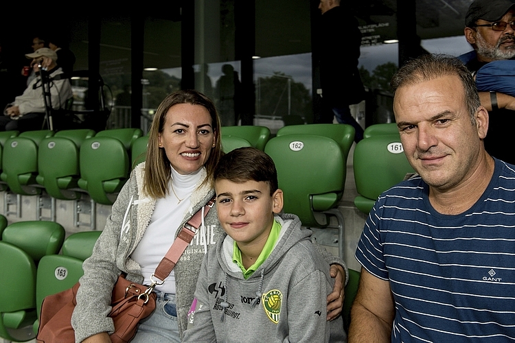 Lume, Ardonis und Milot Idrizaj (v. l.) schauten gebannt Richtung Spielfeld, als Sohn Leonis als Balljunge am Samstag im Einsatz war.