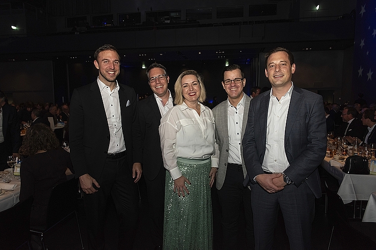 Sie verfolgten das Geschehen zuvorderst (von links): Roman Omlin, Ron Prêtre, Jessica Ternes, Thomas Ulrich und Philipp Hächler von Luzern Hotels.