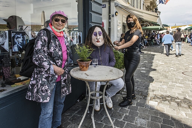 Lustig fand Marie-Therese Eggermann (l.), dass John Lennon (Oli Emmenegger, Guuggenmusig Altstadtkanonen) von Alexandra Baptista (Coiffeur Hugo Graf) einen neuen Haarschnitt bekam. Er ging auf eine Stadtführung mit der Schnäggebörger-Guuggenmusig.