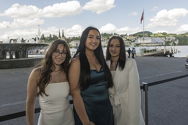 Von links: Alaya Bulica, Lerona Bulica, Majlinda Kurti. Ihr Fazi Von links: Alaya Bulica, Lerona Bulica, Majlinda Kurti. Ihr Fazit: Intensive Unterrichtsstunden, viel Stoff und Stress, nette Mitarbeiter, Wertschätzung und Kollegialität – und man wird in drei Jahren reifer und erwachs