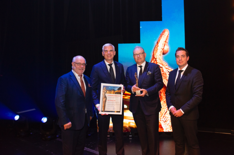 Award-Gewinner CEO Frédéric Füssenich (2. v. l.) und VR-Präsident Karl Bucher (2. v. r.) der Rigi-Bahnen mit Preisüberbringer Fritz Erni (l.) und Co-Hauptsponsor Adrian Wangeler der Bild +Ton AG.