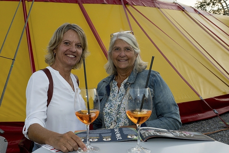 Brigitte Herzog (l.) und Daniela Bortoluzzi freuten sich auf die Brigitte Herzog (links) und Daniela Bortoluzzi freuten sich auf die Premiere mit jungen Künstler:innen aus verschiedenen Ländern.
