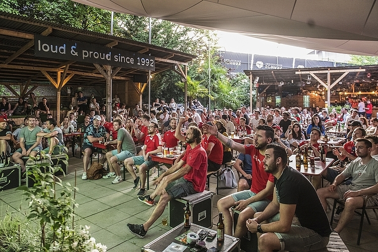 Wohl eines der grössten Public Viewings in der Region. In der Schüür haben 300 Personen Platz. Der Eintritt ist frei, dafür gibt es eine Kollekte.