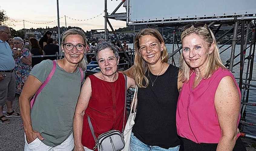 Von links: Nicole Heinen löste einen Geburtstagsgutschein ein, zusammen mit ihren Kolleginnen Adelheid und Nora Fischer sowie Doreen Niedermann.