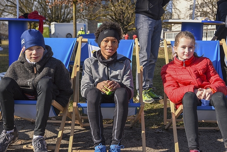 Von links: Mischa Horisberger, Julian Frei und Felicia Wicki. Nach ihrem Lauf gönnten sie sich eine Verschnaufpause mit Zauberwürfellösen.