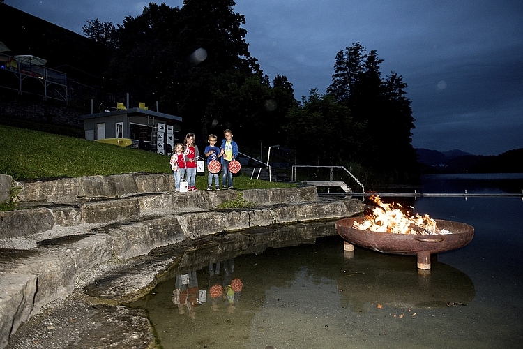 Seit 57 Jahren ist es im Quartier Schachen in Ebikon Tradition, einen Lampion-Umzug zu organisieren. Dieses Jahr fand er trotz einsetzendem Regenschauer statt.
