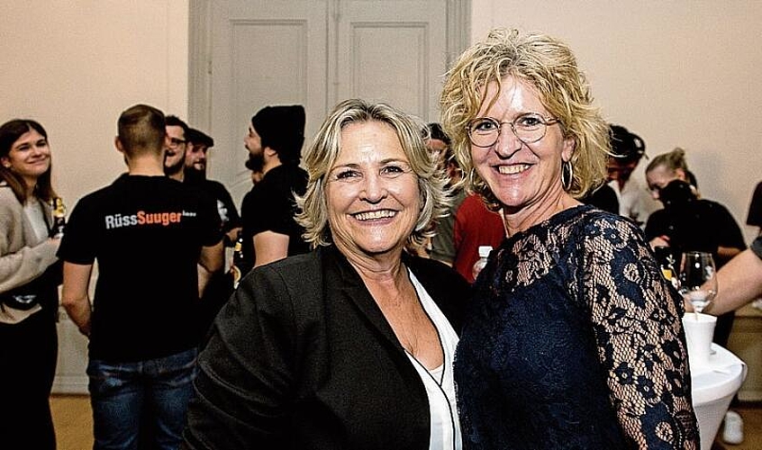 Die Gastgeberinnen im Rathaus Luzern beim «Vereinigten» Guggerbaumstellen-Apéro: Barbara Meyer (links) und Irene Emmenegger.