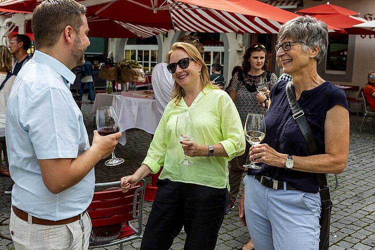 Das Resultat ist für sie ein Zeichen, dass es Manuela Jost gut macht: Michael Küchler, Vorstandsmitglied, Claudia Huser, Fraktionsvorsitzende kant. GLP, und Maggie Pfister, Parteivorstand (v. l.).