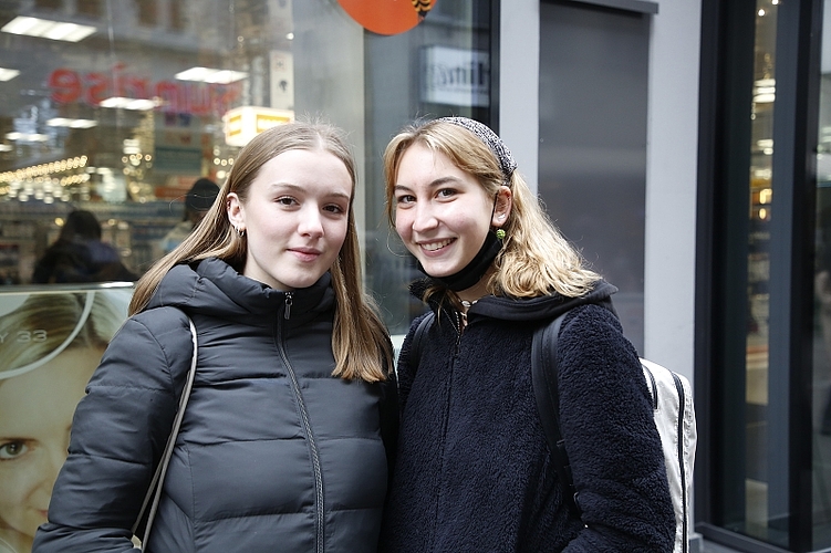 Jetzt, da der Frühling vor der Tür steht, kann man auch die passenden Kleider wieder in den Geschäften kaufen, finden Fiona Müller (l.) und Leonie Arnold aus Luzern.
