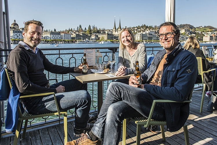 Ein Ritual ist wieder auferstanden für Matthias Schulthess (l.), Nadine Stahl und Pius Barmet (r.) im Seebistro Luz. Einziger Unterschied: Anreise ist aus dem Homeoffice.