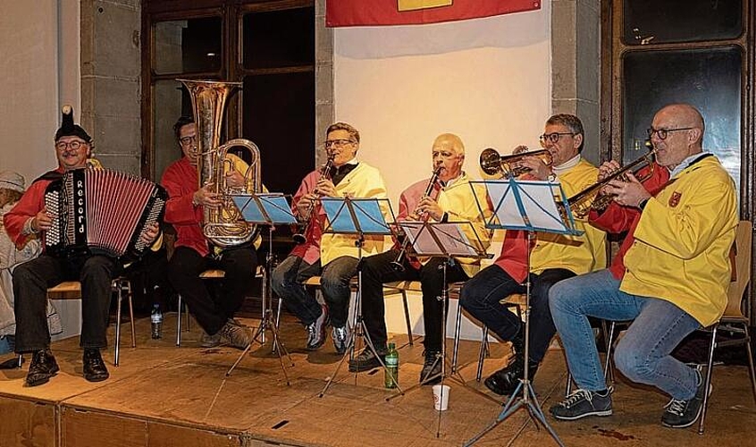 6.10 Uhr: Zu den Fixpunkten des traditionellen Frühstücks in der Kornschütte gehört die musikalische Umrahmung durch die Original-Fritschiwagen-Musig.