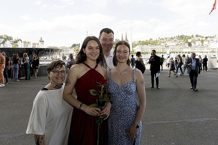 Von links: Rita, Luzia, Selina und Andy Borner. Für Luzia war i Von links: Rita, Luzia, Andy und Selina Borner. Für Luzia bedeutete ihre Lehrzeit Erwachsenwerden im Team von Juwelier Kurz im Emmen Center.