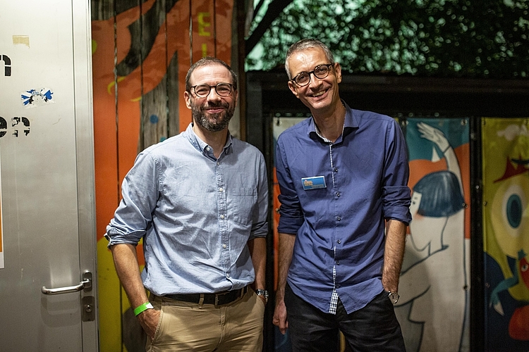 Martin Blättler (links) steckt hinter der knatschbunten Grafik des Pink Panorama Festival und Marco Lehre ist Teil des Organisationskomitees.