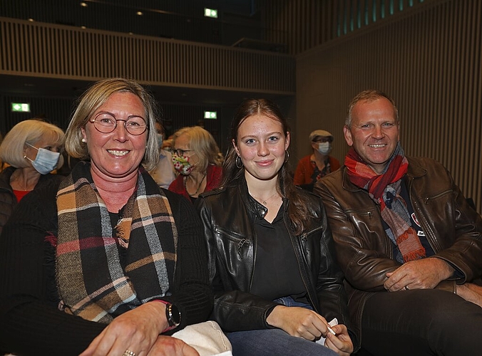 Wären von der Halle in vielen Bereichen tangiert: Edith, Anna und Daniel Zemp (v. l.) sind «Kuonimättler» und holten sich Bestätigung für ihre Meinung am Podium.