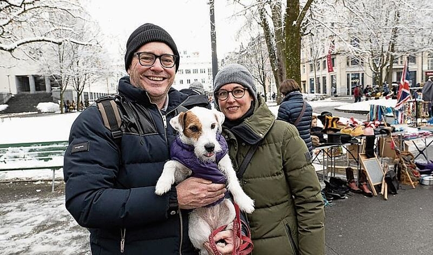 Reto und Ursula Bachmann mit Aino suchten für den Fidelitas-Grend noch Detail-Deko wie Hut und Krone.