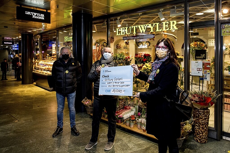 Werner Rast, Präsident der Bahnhofguuggete, überreicht Paul Longoni, Interims-Geschäftsleiter, und Gabriela Hauser-Zemp, Luzern, Stiftungsrätin, der Stiftung Contenti einen Check (v. l.).