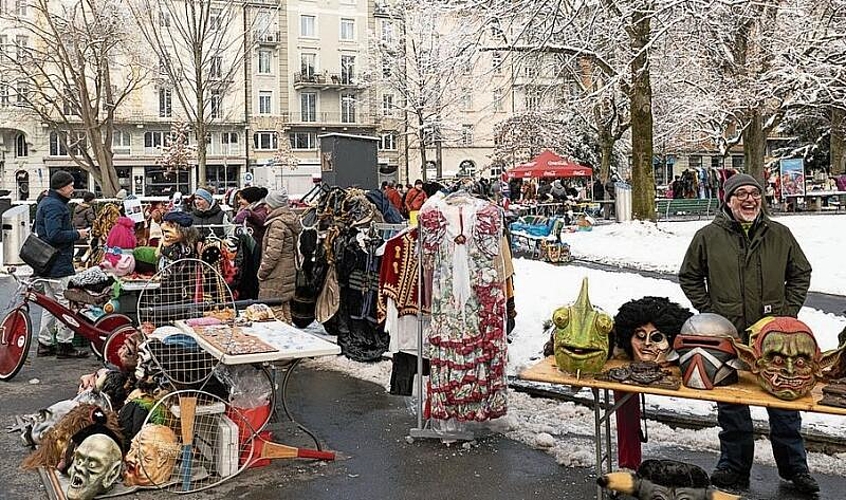 Am zweiten Fasnachtsflohmarkt im Vögeligärtli konnten sich die zahlreichen Fasnächtler:innen an 28 Ständen Grenden und Fasnachtsutensilien kaufen.