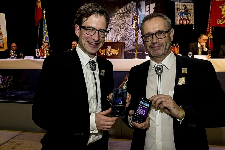 Frisch eingekleidet mit dem Krienser Schal (von links): Fritschivater Viktor M. Giopp, LFK-Präsident Dani Abächerli und MLG-Präsident Pascal Lüthi.