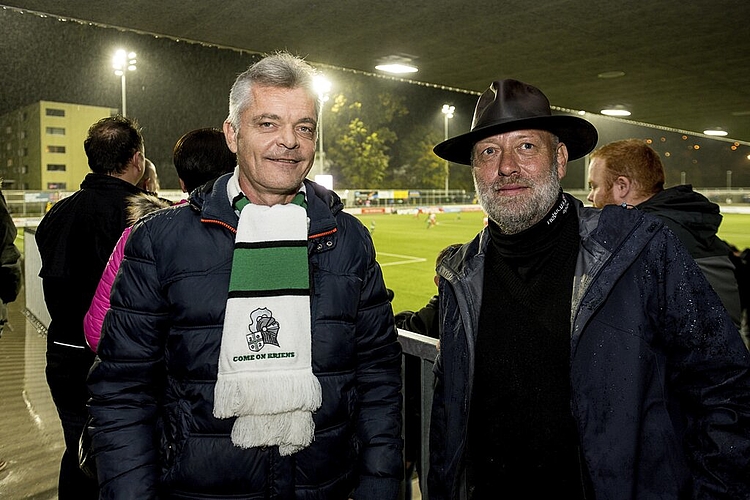 Seit mindestens 30 Jahren treffen sich René Danioth und Adi Barmettler (von links) an den Spielen des SC Kriens und geniessen die Geselligkeit.
