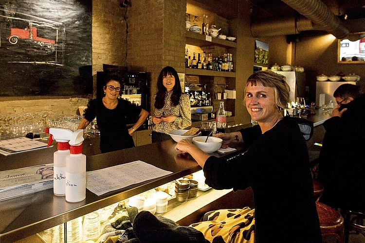 Für alle Besucher der Bruchweihnacht gibt’s eine Suppe mit hausgemachtem Brot. V. l.: Irène Bergmans und Claudia Egli vom Restaurant die Kneipe mit Florina Moser des «the Secondhand».