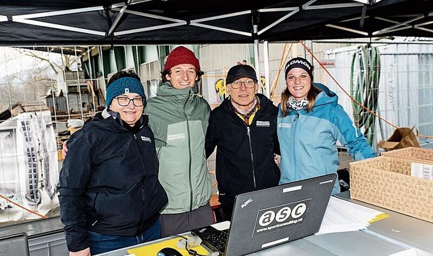 Von links: Startnummernausgabe mit Cornelia Portmann, Jannis Giswiler, OK-Chef Lozärner Cross, Daniel Portmann und Fabienne Müller .