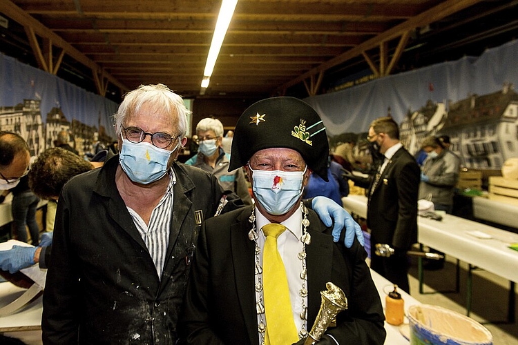 Der LFK-Helfer Matthias Birnstiel (links) und der Wey-Zunftmeister Rolf Birchler.