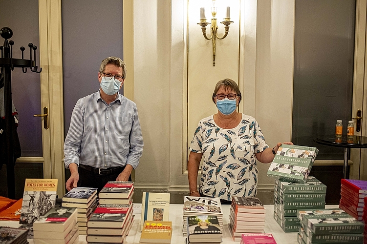 Bei Jörg und Anita Duss von der Hirschmatt-Buchhandlung gibt es reichlich Literatur und sogar ein Leiterlispiel für alle, die das Thema Frauenstimmrecht interessiert.